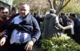 Demir bariyerlerin havada uçuştuğu arsa ihalesinde...