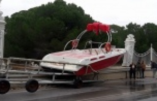 Dünyaca ünlü otelin duvarına tekne çarptı