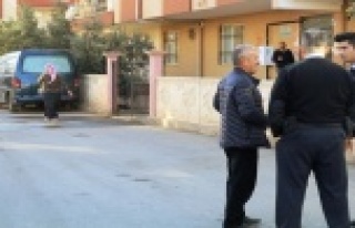 Genç kız, annesinin hediye aldığı ilk cep telefonunu...