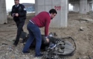 Kırmızı ışıkta geçen otomobil motosiklete çarptı