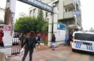 Oğlu okuldan uzaklaştırılan veli, okula belinde...