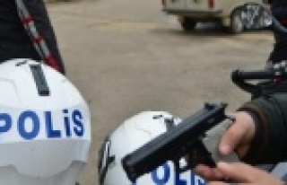 Okulda öğrencinin elinden aldığı oyuncak tabanca...