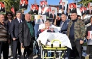 Oteline el konulan iş adamı eyleme ambulansla geldi