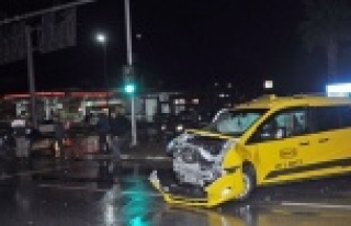 Ticari taksi ile otomobil çarpıştı: 3 yaralı