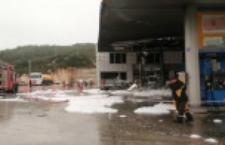 Akaryakıt istasyonuna yıldırım düştü