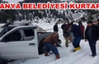 Alanya'da iki genç karda mahsur kaldı