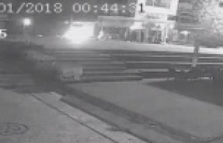 Arkasında ihtiyaç giderdiği iş hanına attığı...