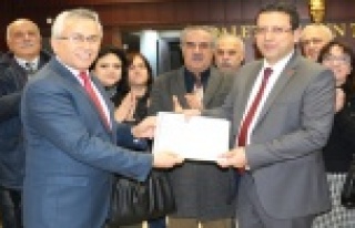 CHP İl Başkanı Kumbul mazbatasını aldı