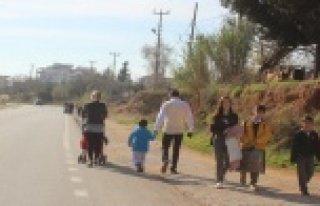 Kaldırım, sinyalizasyon ve aydınlatma olmayan yol...