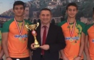 Kupaları ile Müdür Er'i ziyaret ettiler