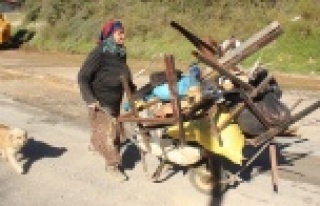 Nazmiye nine, hacca gitmek için hurda topluyor