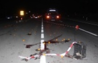 Portakal çuvalıyla yolun karşısına geçerken...