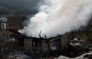 Yaşlı çiftin evi yangında kullanılamaz hale geldi