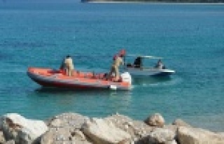 Amatör balıkçıların teknesi batma tehlikesi geçirdi