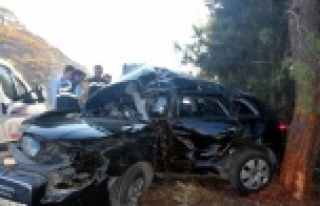 Hurdaya dönen araca sıkışan kadın, bir saatlik...