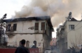 Koruma altındaki tarihi ahşap bina kül oldu