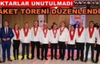 AKPAB emektarlara plaket verdi