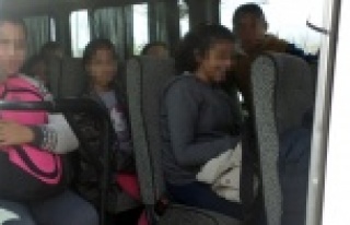 Alkollü servis şoförü polise yakalanınca koltukta...