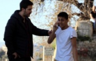 Arkadaşına fotoğrafını çektirip gözü önünde...