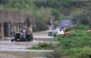 Dereye düşen genç kız itfaiye ekipleri tarafından...