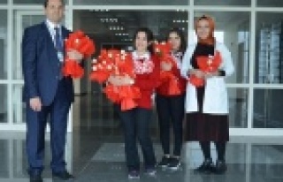 Hastanedeki kadın emekçiler unutulmadı