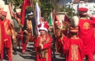 Minik Mehter gönülleri fethetti