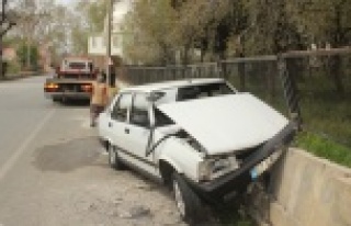 Otomobil mezarlık duvarına çarptı: 1 yaralı