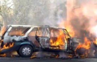 Park halindeki otomobil alev alev yandı