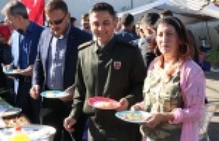 Pazarcı kadın Mehmetçik yararına kermes düzenledi