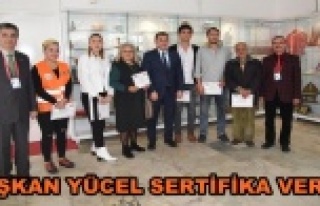 Pet shop sahiplerine sertifika verildi