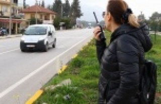 Sivil kadın polisler trafik canavarlarının korkulu...