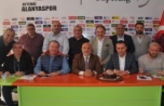 Yüksel'e doğum günü kutlaması