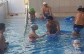 Alanya'da otizme su terapisi