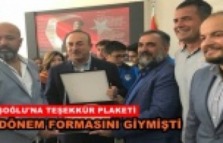 Çavuşoğlu'na eski takımından plaket