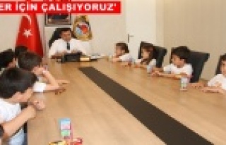 Çocuklar makam koltuğunda