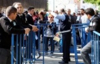 Daha önce yumrukların konuştuğu ihale sakin başladı