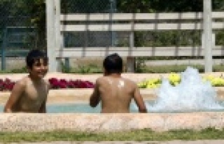Denize gidemeyen çocuklar süs havuzunda serinledi
