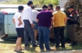 Devrilen otomobilden burnu kanamadan çıktı