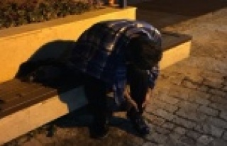 İntihar etmek için denize atlayan şahsı polis...