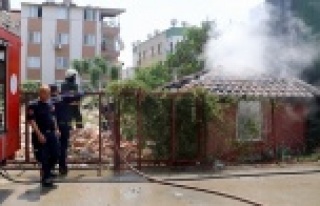 İzolasyon malzeme deposundaki yangın korkuttu