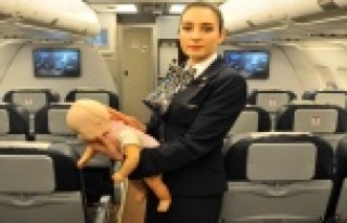Kabin memuru uçakta 7 aylık bebeğin hayatını...
