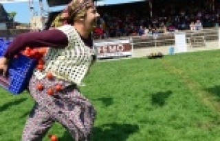 Kadınlar 1,5 dakikada 12 domates kasasını 50 metre...