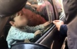 Otomobilin anahtarını alıp kendisini içeriye kilitledi