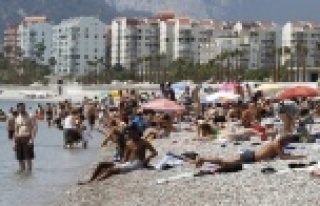 Yakıcı güneş tatilcileri denize döktü