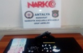 8.9 gram Menfetamin ve 1 adet ruhsatsız silah ele...
