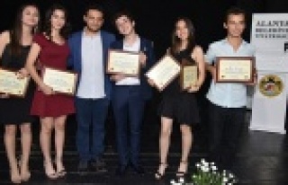 Alanya'da tiyatrocular ödüllendirildi