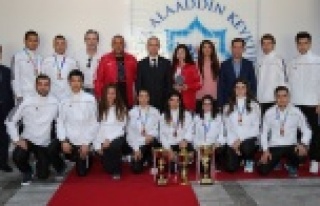 ALKÜ'lü öğrenciler kupalara doymuyor