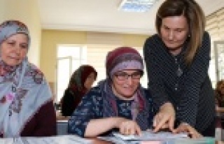 ASMEK’te okuma yazmayı öğreniyorlar