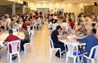 Başkan Yücel iftarını vatandaşlarla yaptı