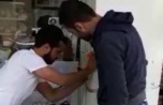 Duvar kaplamada mahsur kalan yeni doğmuş kediyi...